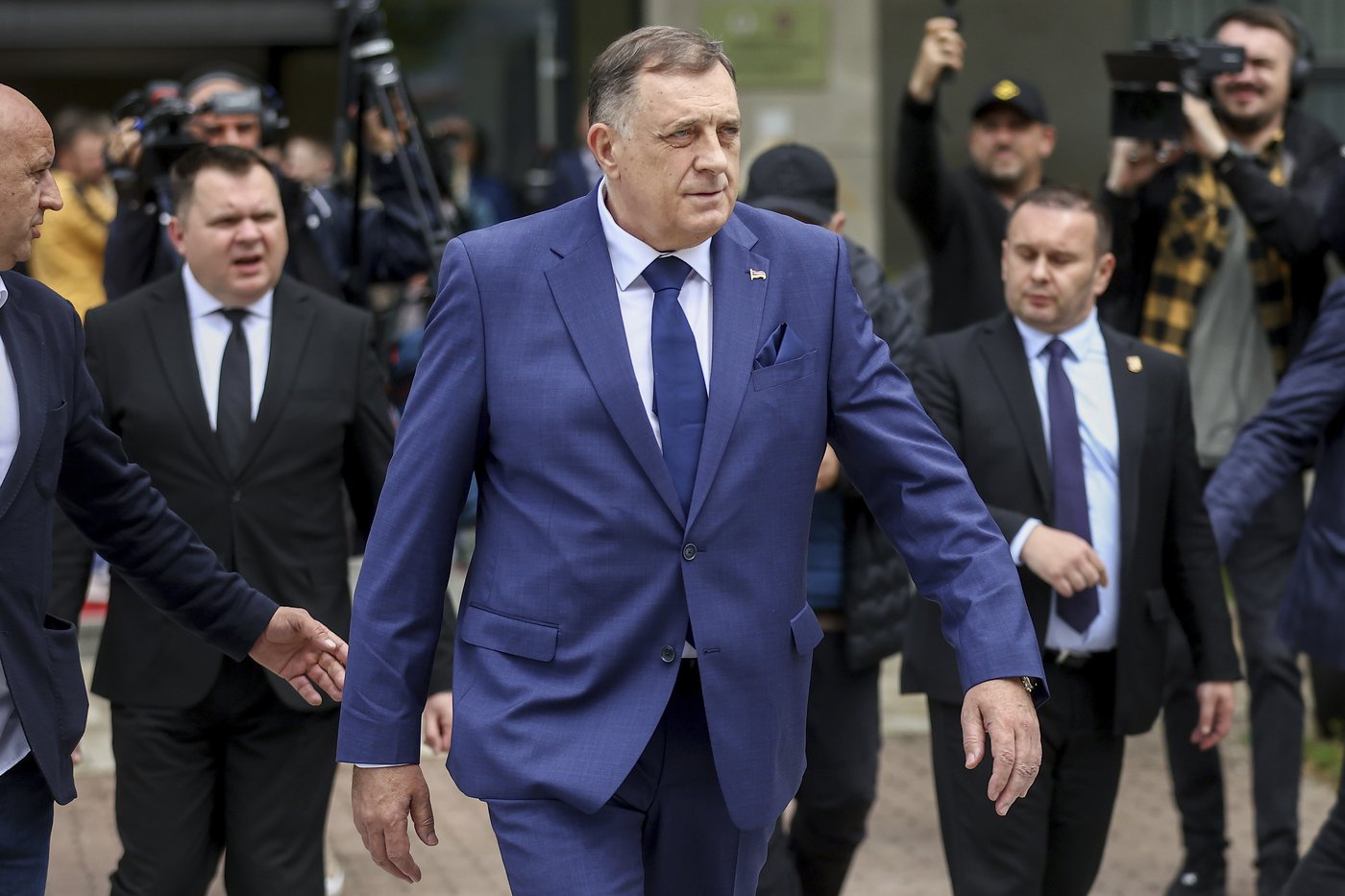 Top international official in Bosnia cuts financing for ruling Serb parties to pressure separatists | iNFOnews.ca