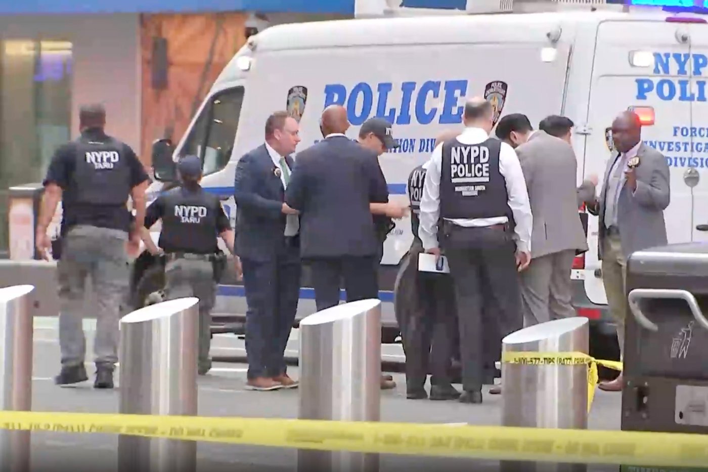 Woman randomly stabs 2 people in New York City's Times Square, killing 1, then is killed by police | iNFOnews.ca Woman randomly stabs 2 people in New York City's Times Square, killing 1, then is killed by police | iNFOnews.ca