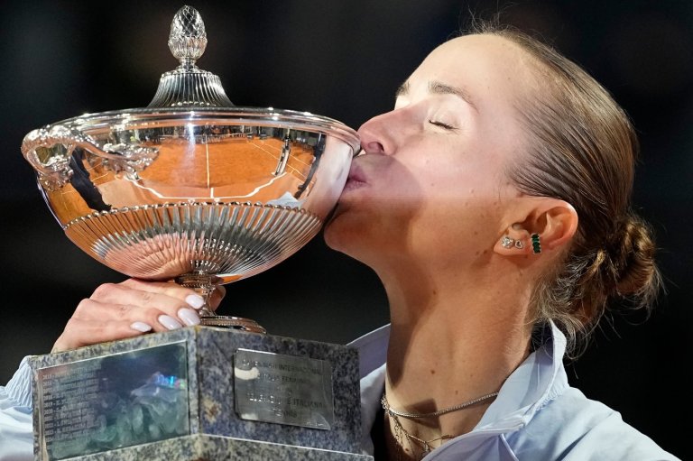 Elina Svitolina and Marta Kostyuk raise trophies for war-torn Ukraine on the tennis court | iNFOnews.ca
