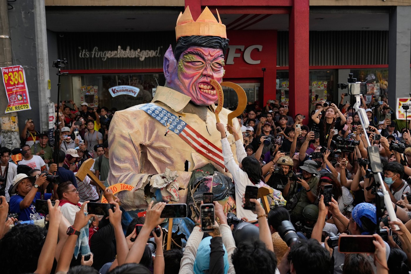Thousands in Philippines protest corruption and demand return of stolen funds from flood projects | iNFOnews.ca