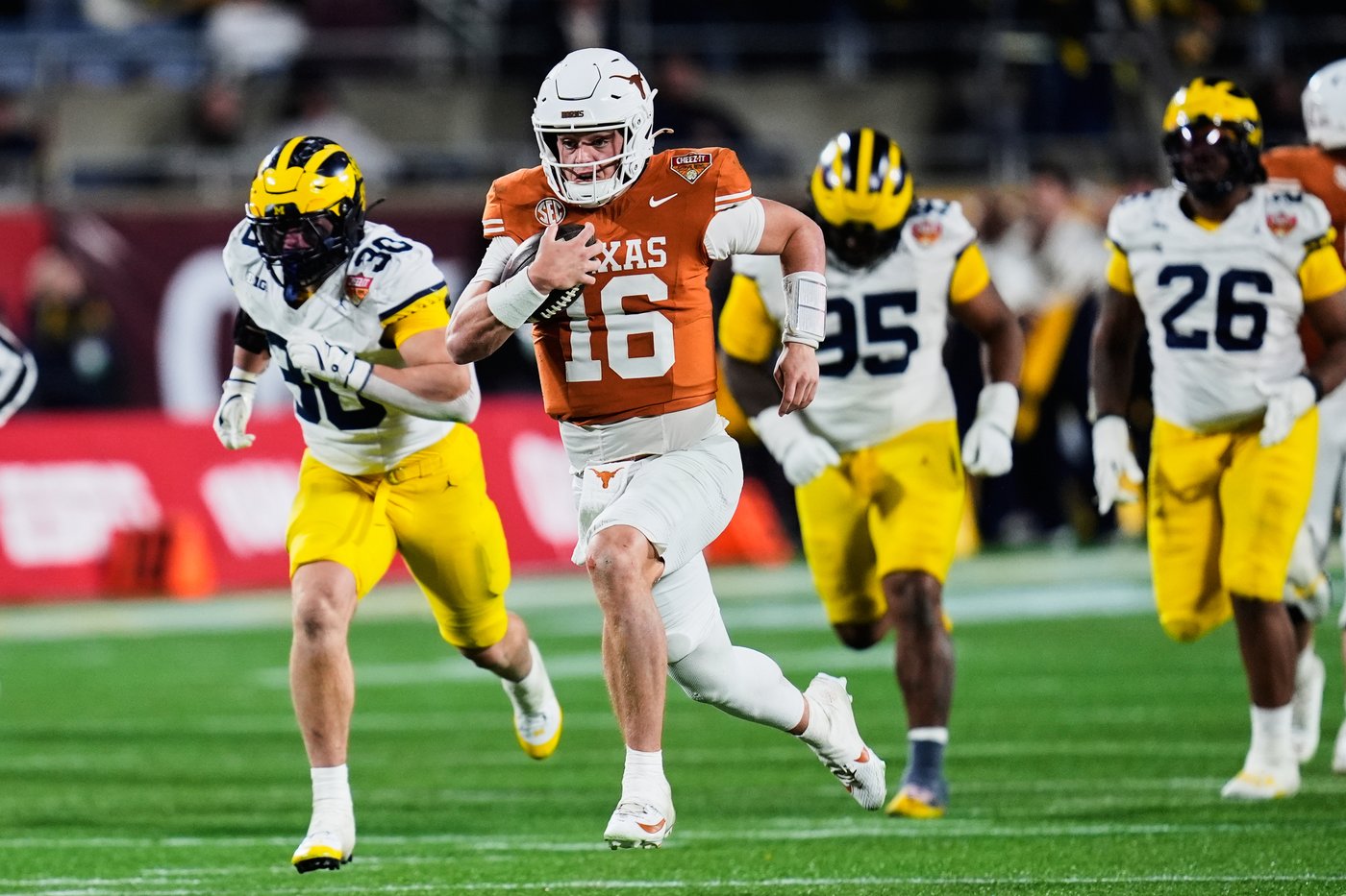 Manning uses arm and legs to lead No. 14 Texas to a 41-27 Citrus Bowl win over No. 18 Michigan | iNFOnews.ca Manning uses arm and legs to lead No. 14 Texas to a 41-27 Citrus Bowl win over No. 18 Michigan | iNFOnews.ca