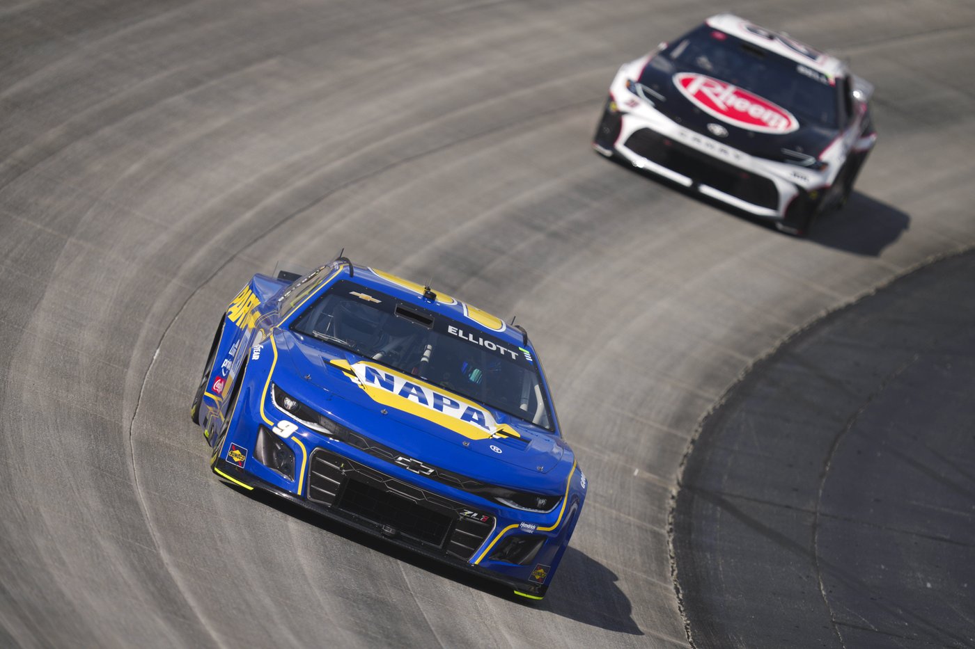 Denny Hamlin survives rain delay, overtime finish to win for 2nd straight year at Dover | iNFOnews.ca