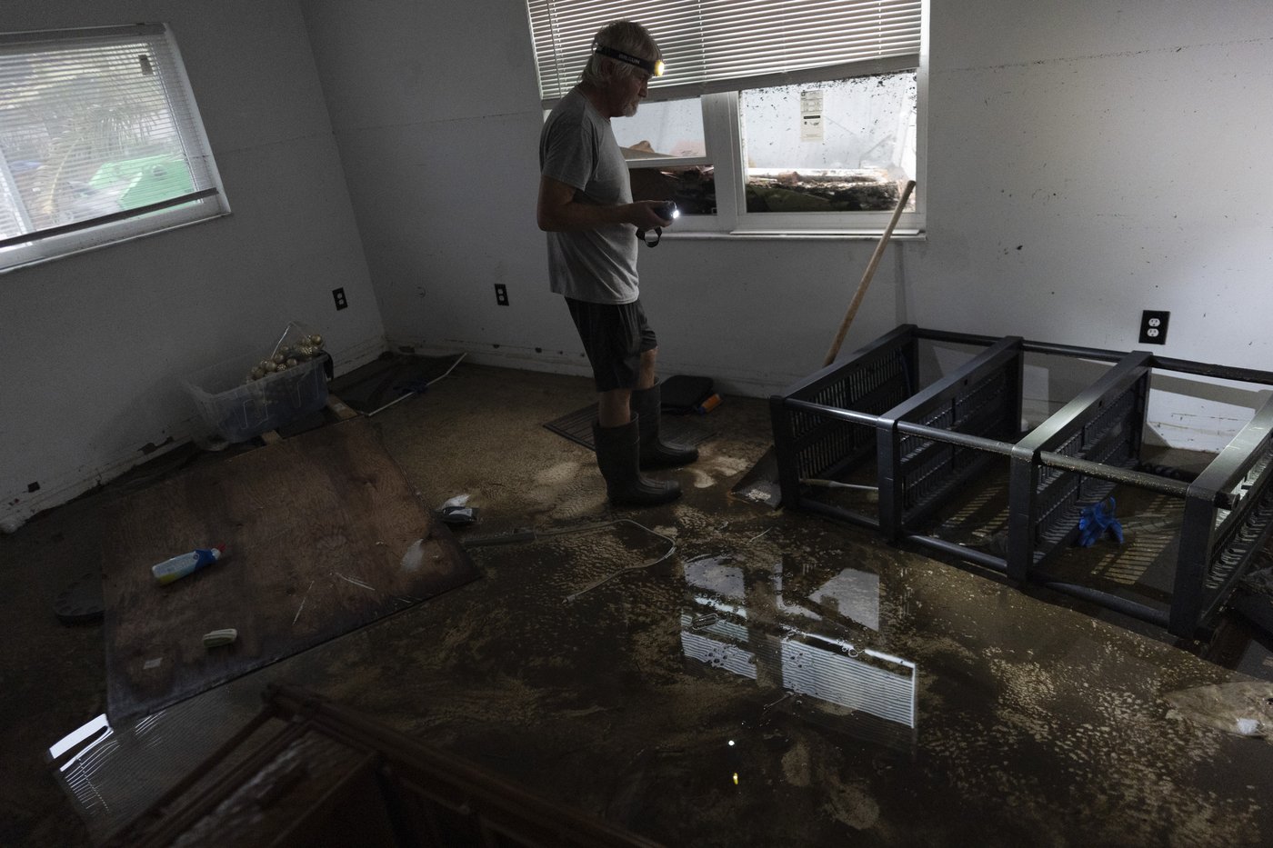 Residents slog through flooded streets, clear debris after Hurricane Milton tore through Florida | iNFOnews.ca