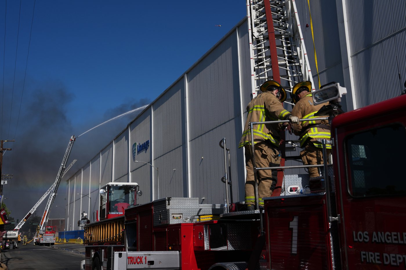 Los Angeles warehouse fire prompts shelter-in-place orders due to hazardous air | iNFOnews.ca Los Angeles warehouse fire prompts shelter-in-place orders due to hazardous air | iNFOnews.ca