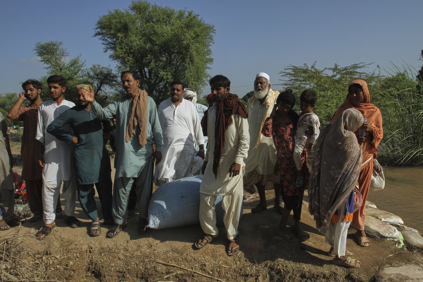 Floodwaters begin receding in a major Pakistani city but nearby towns face evacuations | iNFOnews.ca