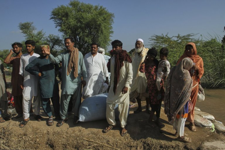 Floodwaters begin receding in a major Pakistani city but nearby towns face evacuations | iNFOnews.ca