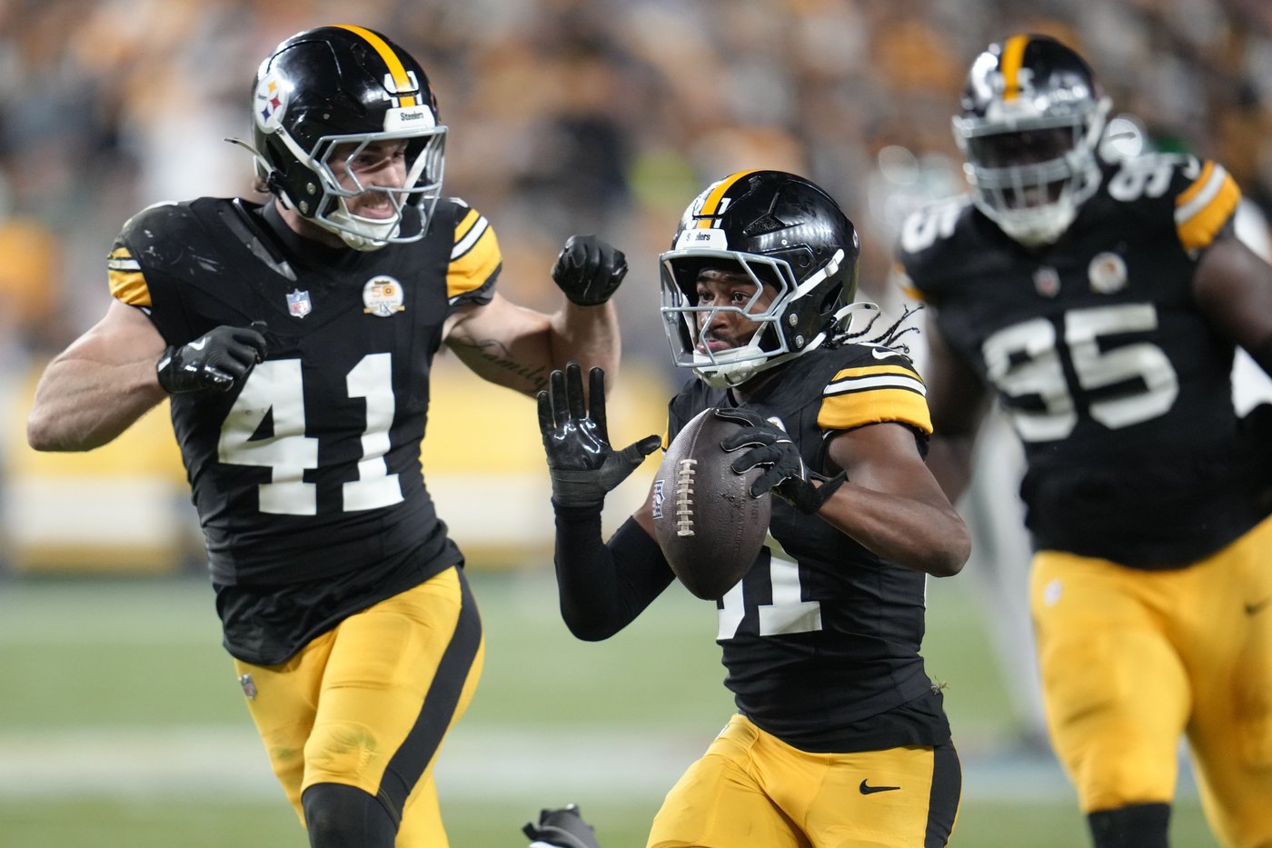 Russell Wilson throws for 2 TDs, runs for another TD in Pittsburgh debut as Steelers rout Jets 37-15 | iNFOnews.ca