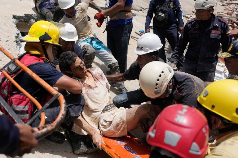 Photos show rescue efforts across earthquake-ravaged Venezuela | iNFOnews.ca