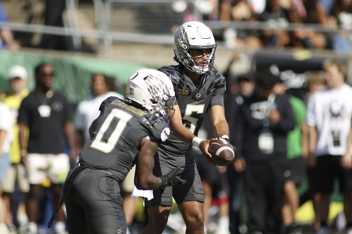 Moore throws career-best 4 TDs and No. 6 Oregon beats rival Oregon State 41-7 | iNFOnews.ca Moore throws career-best 4 TDs and No. 6 Oregon beats rival Oregon State 41-7 | iNFOnews.ca