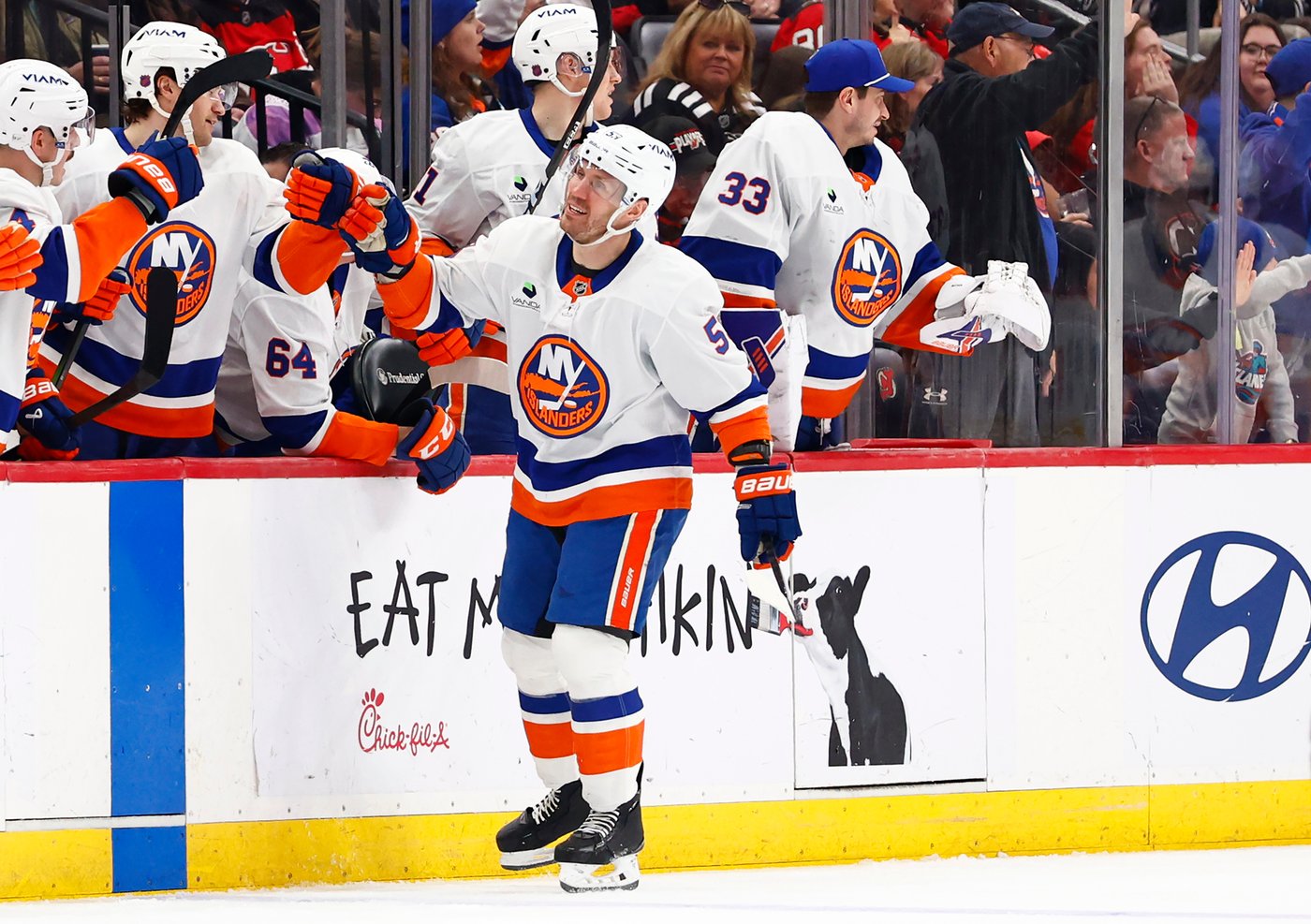 Bo Horvat's late goal lifts Islanders to 3-1 win over Devils | iNFOnews.ca