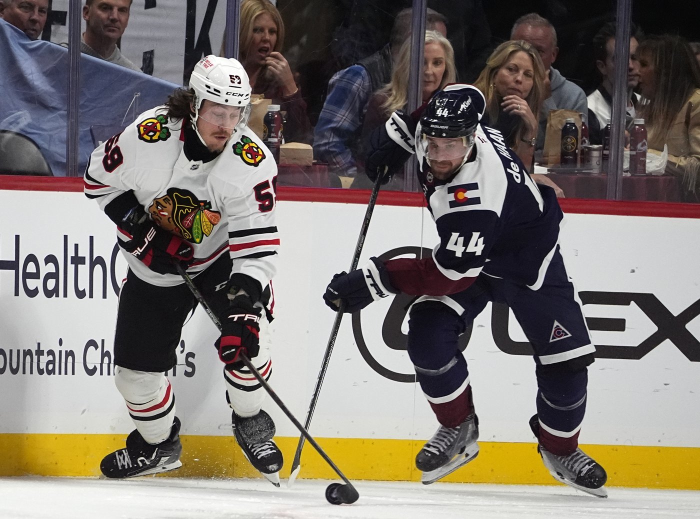 Donato scores twice as Blackhawks beat Avalanche 5-2 to snap a 4-game skid | iNFOnews.ca