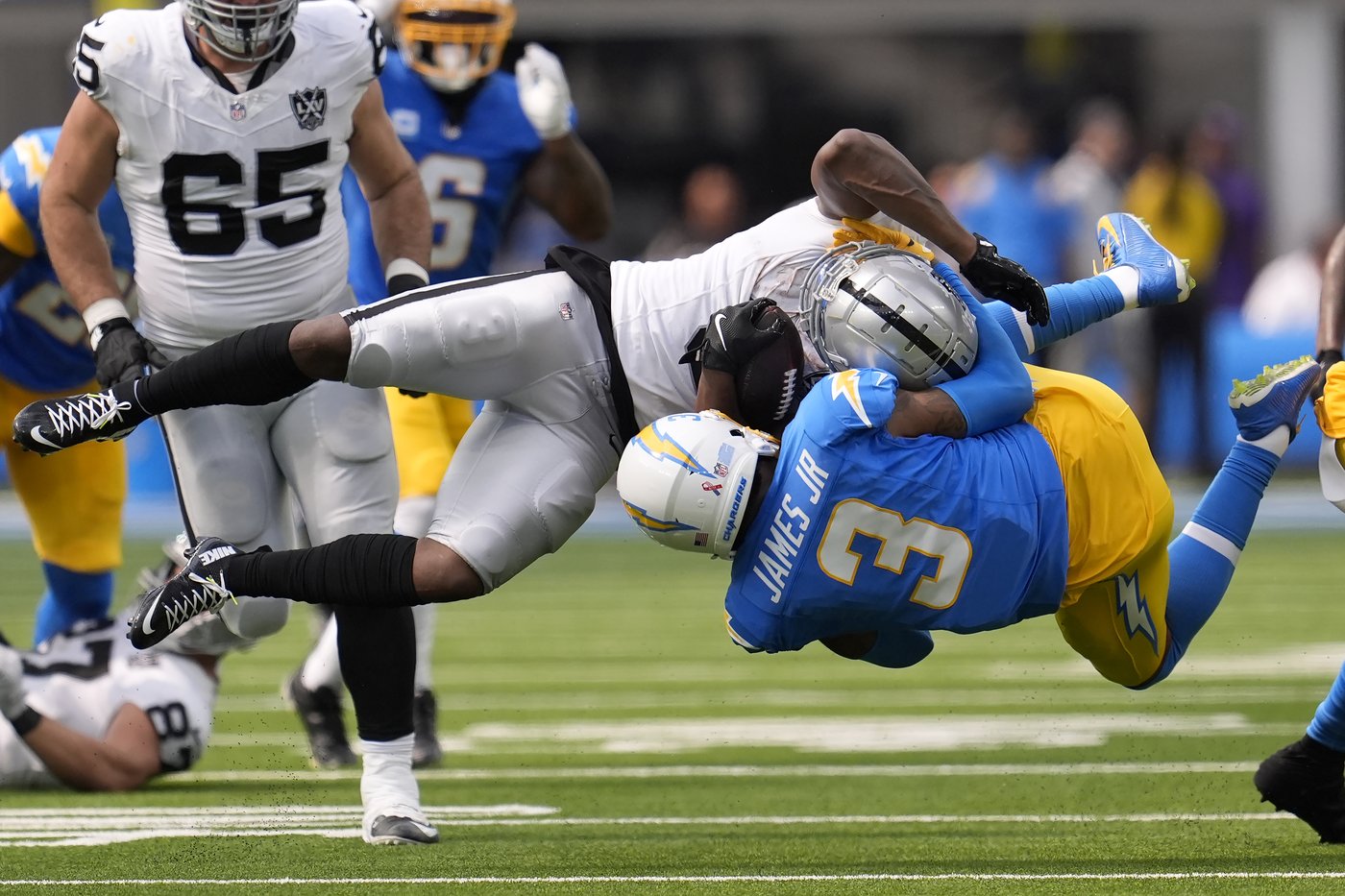 Chargers' Derwin James still looking to lower his targeting zone after returning from suspension | iNFOnews.ca