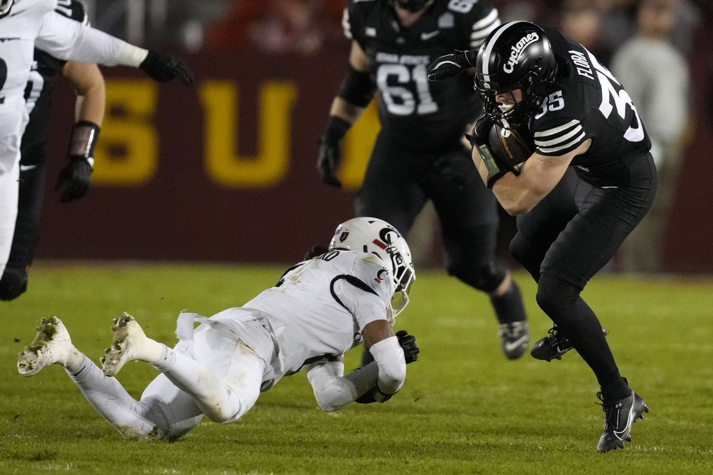Rocco Becht throws for a score and runs for a score in Iowa State's 34-17 win over Cincinnati | iNFOnews.ca