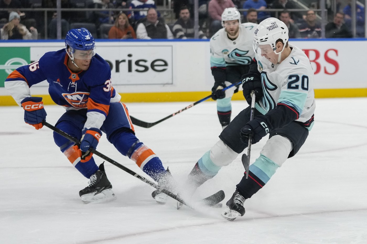 Dunn, Daccord lead Kraken to 5-2 win over Islanders | iNFOnews.ca