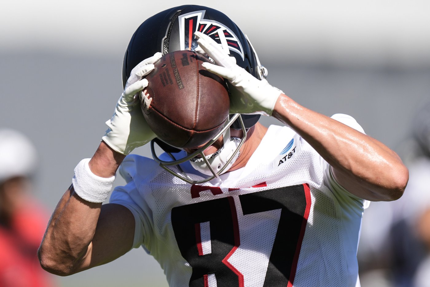 Falcons lose starting WR Darnell Mooney for several weeks with shoulder injury and sign D.J. Chark | iNFOnews.ca