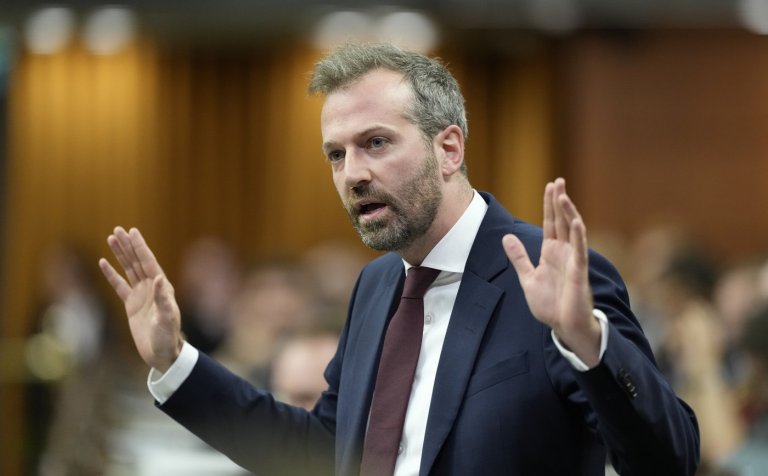 CP NewsAlert: Canada Post set to reduce frequency of letter mail delivery: minister | iNFOnews.ca
