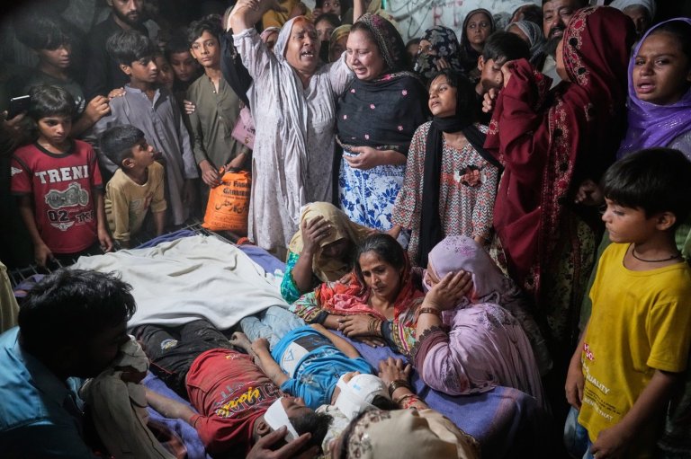 Roof of tutoring center collapses in eastern Pakistan, killing at least 14 children | iNFOnews.ca