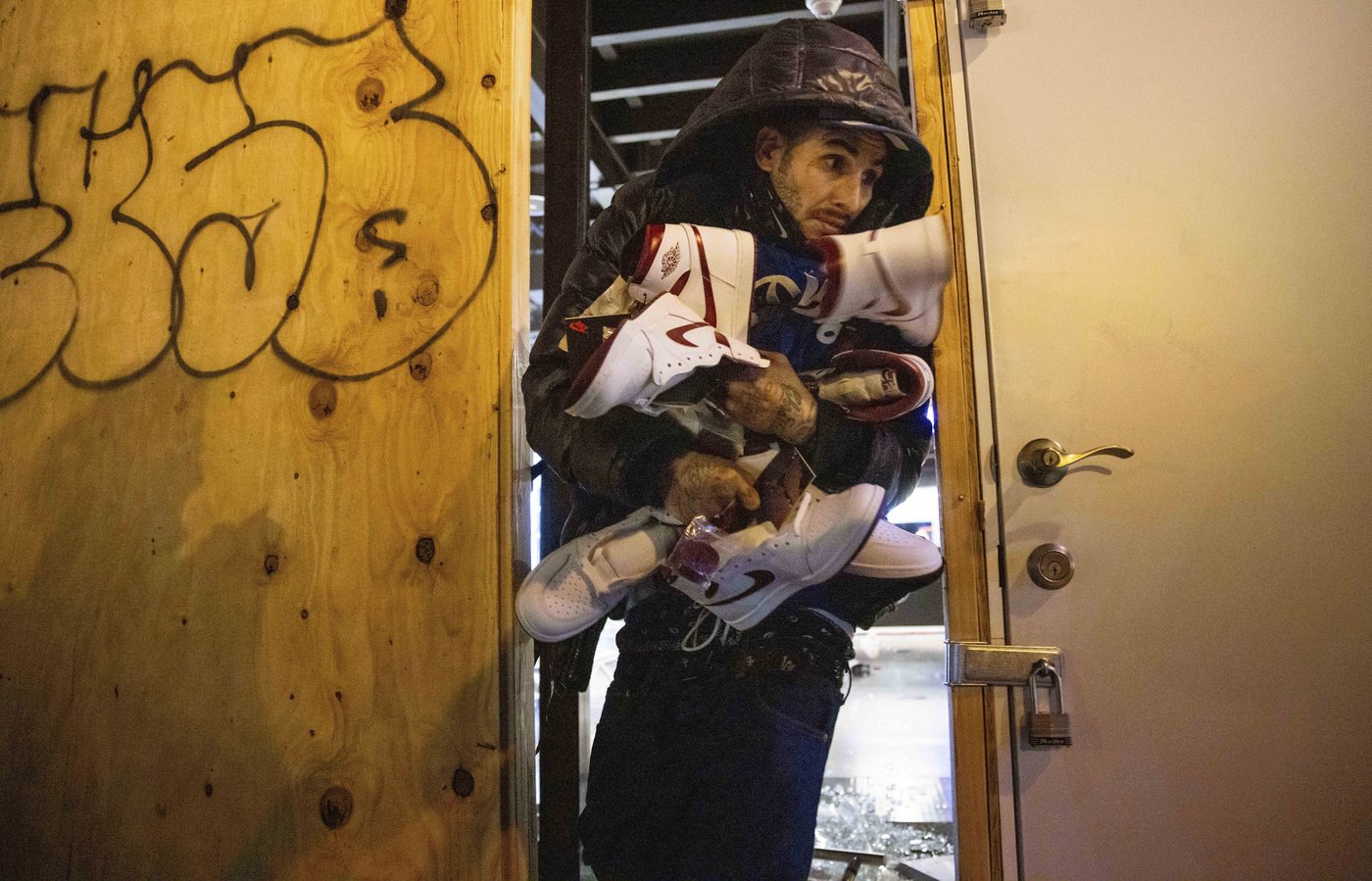 Los Angeles sees city bus burned, store thefts and rowdy crowds after Dodgers win World Series | iNFOnews.ca