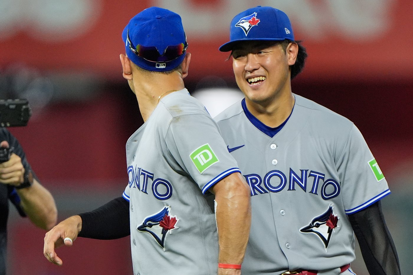 Okamoto leads Blue Jays past Royals 4-3 to pull into tie for final AL wild card | iNFOnews.ca