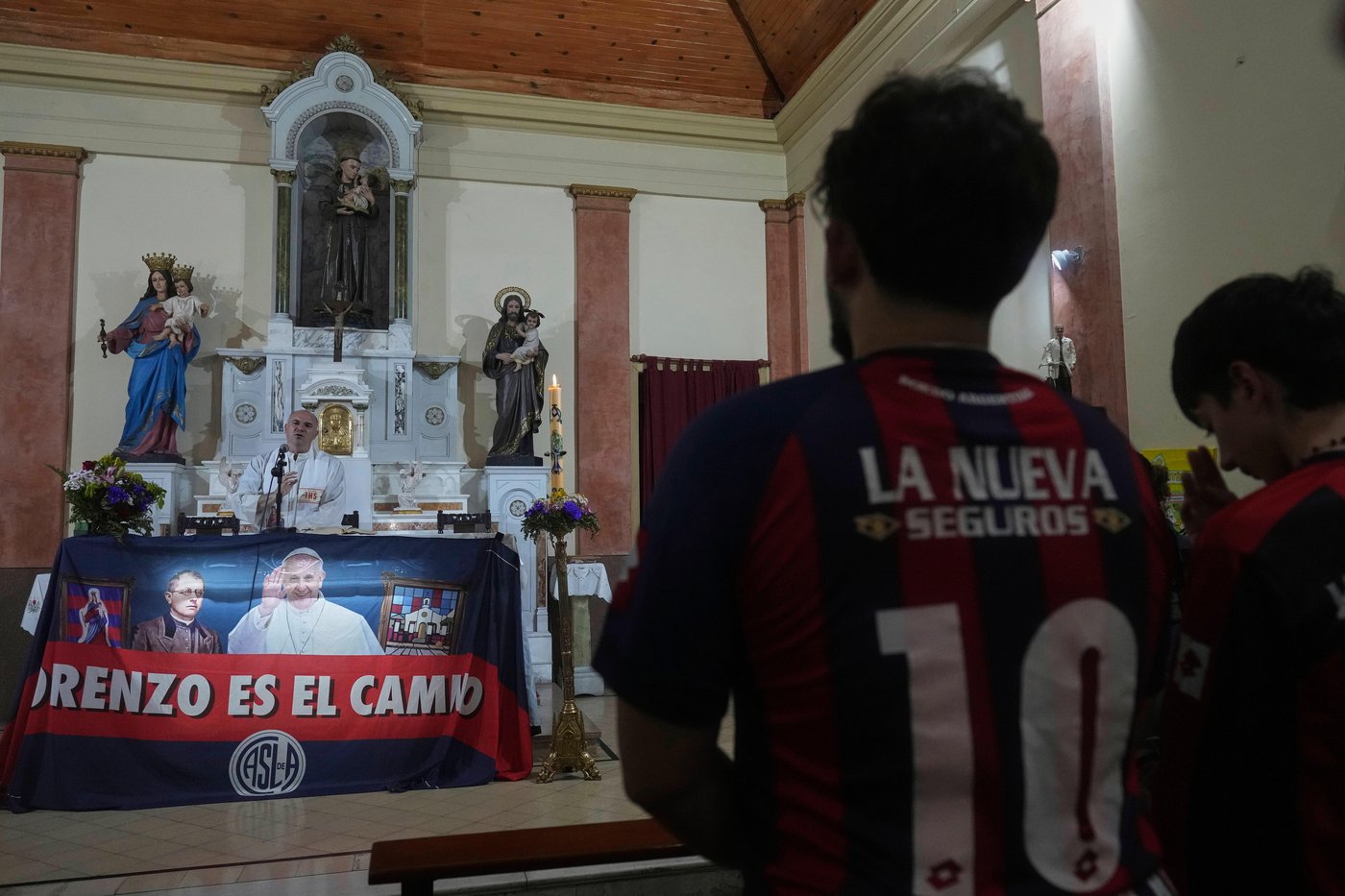 Pope Francis' beloved soccer team in Buenos Aires mourns its most famous fan | iNFOnews.ca