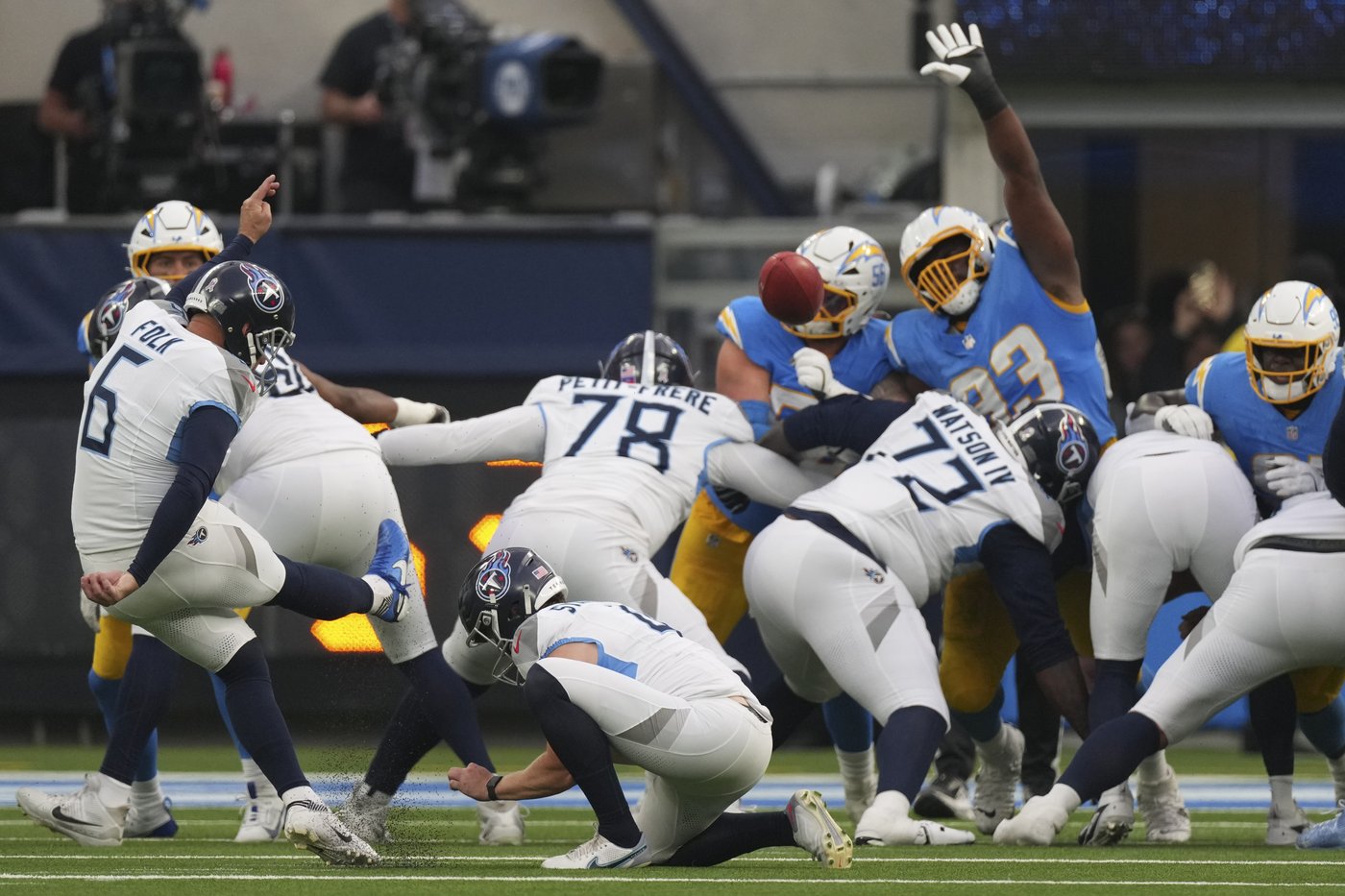 Justin Herbert has TDs passing and rushing as Chargers beat Titans 27-17 for 3rd straight win | iNFOnews.ca