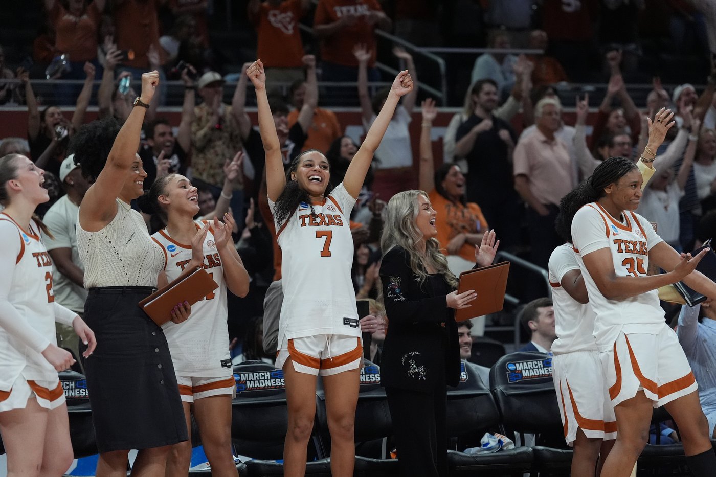 Lee's 19 points pace No. 1-seed Texas in 87-45 win over Missouri State | iNFOnews.ca