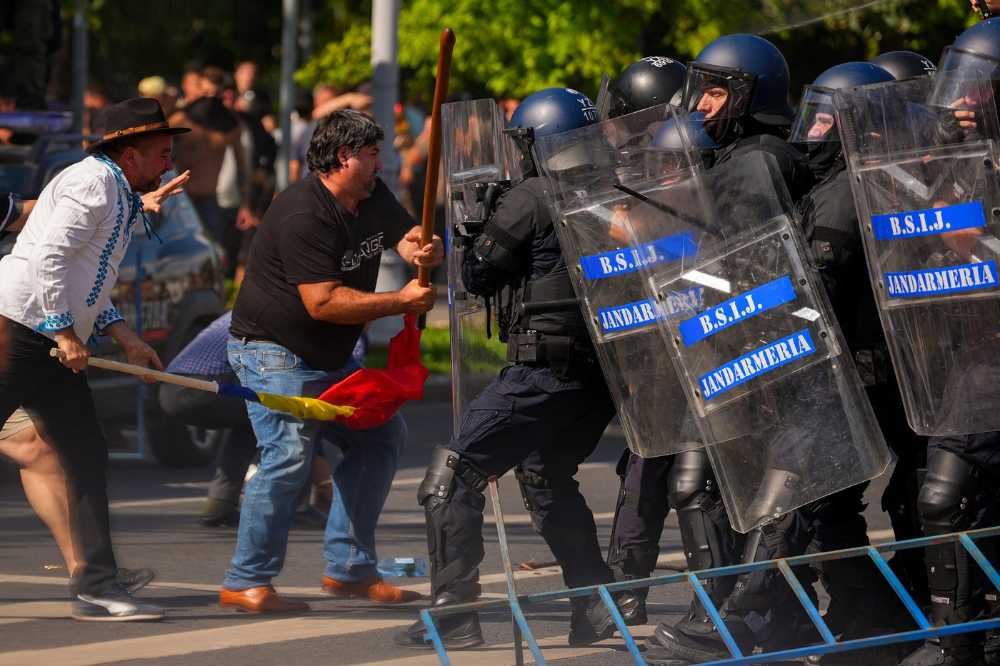 Photos of Romanian farmers protesting export restrictions | iNFOnews.ca