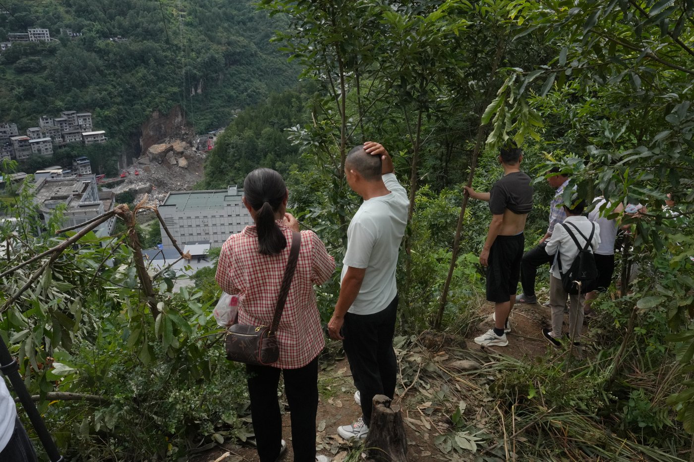 Death toll in China landslide climbs to 51 as land search ends, 10 remain missing | iNFOnews.ca