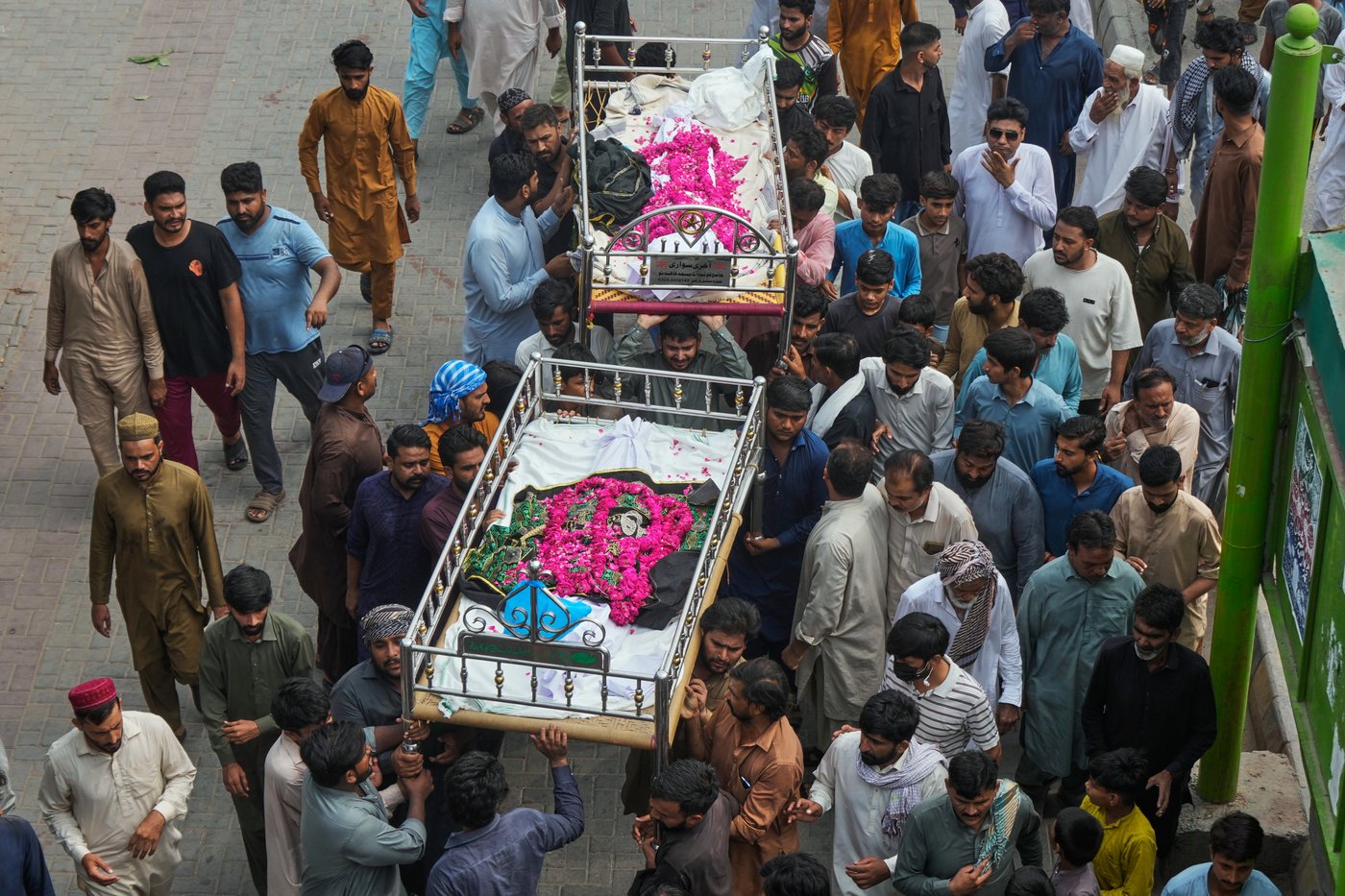 Mourners attend funerals for 14 Pakistani children killed in tutoring center roof collapse | iNFOnews.ca