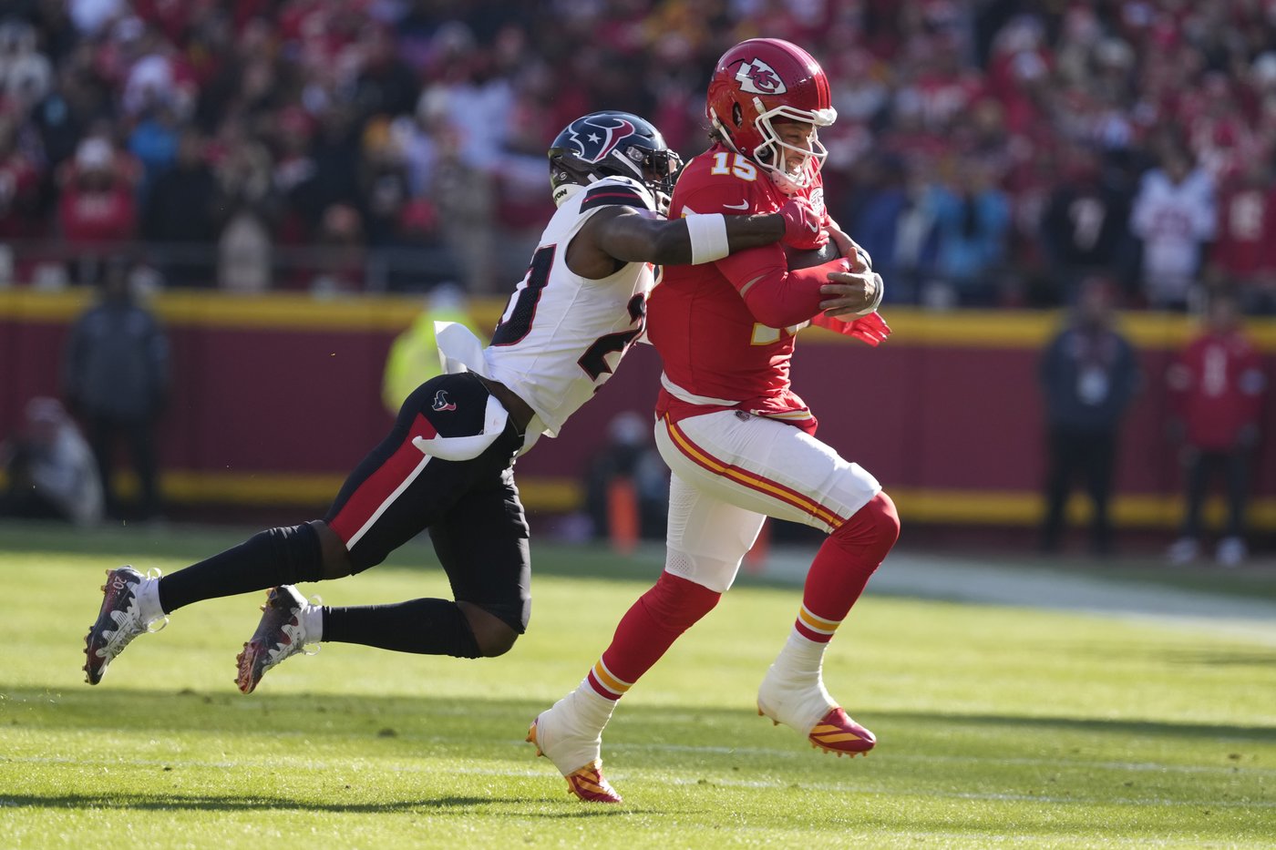 Mahomes throws for TD and runs for score as Chiefs beat Texans 27-19 to close in on No. 1 seed | iNFOnews.ca