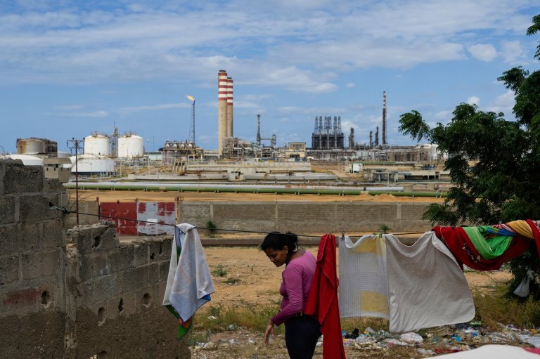 Photos show daily life along Venezuela’s oil coast after Maduro’s capture | iNFOnews.ca