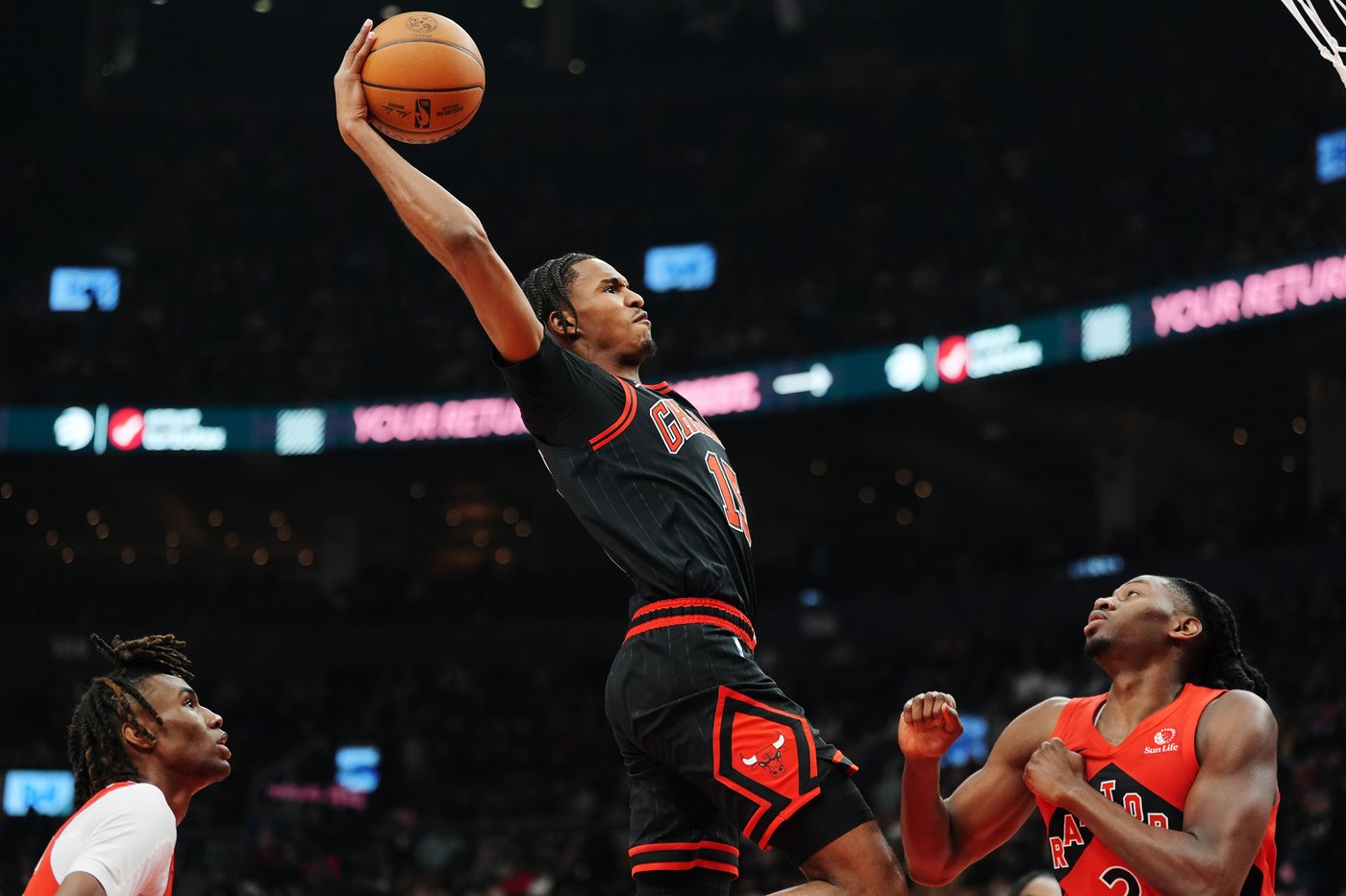 Bulls hold off late Raptors charge as Toronto centre Jakob Poeltl leaves game early | iNFOnews.ca