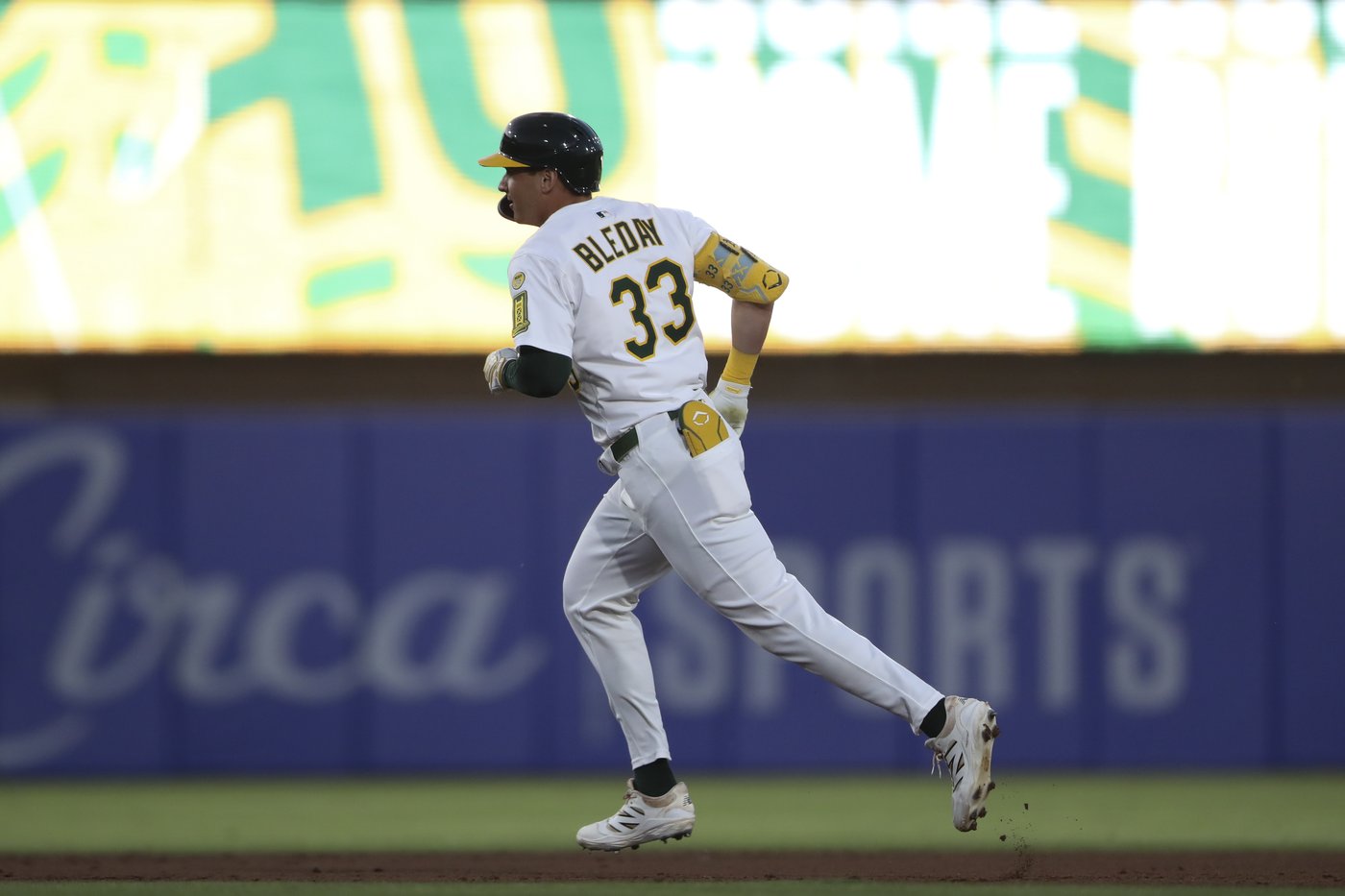 Nick Kurtz homers in 9th inning for second straight day to give Athletics 3-1 victory over Astros | iNFOnews.ca