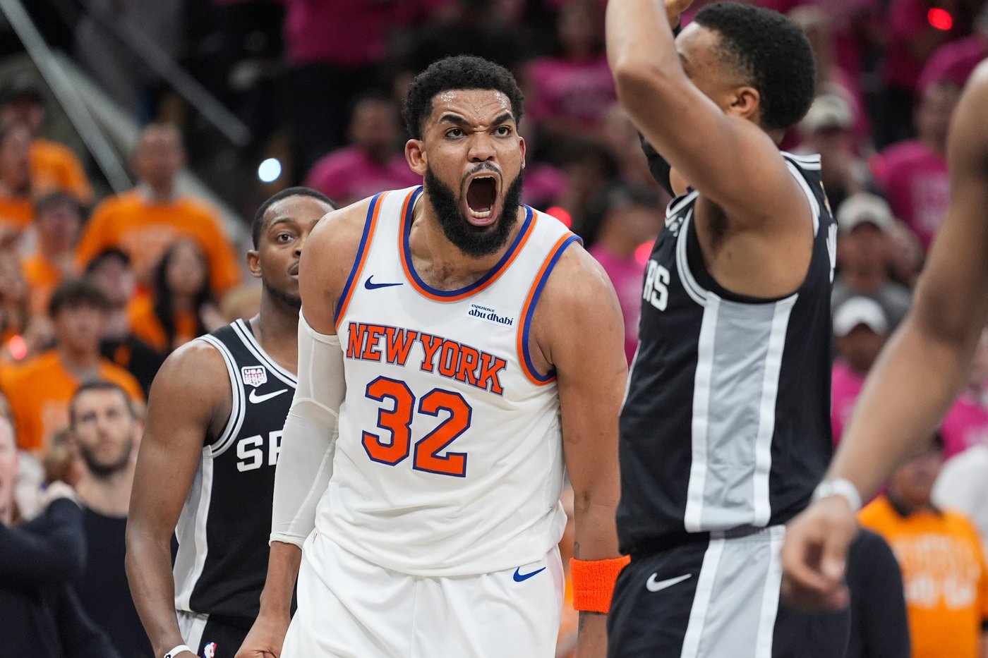 Jalen Brunson scores 30 and Knicks finish on 11-0 run, steal Game 1 from Spurs with 105-95 win | iNFOnews.ca