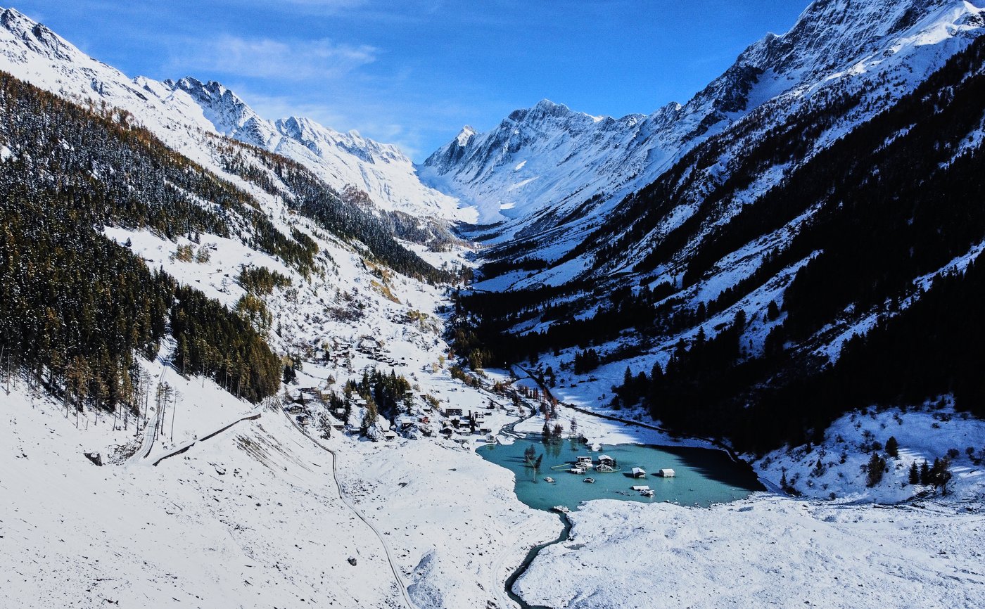 This Swiss village has been swamped and now it’s snowed under. They’re slowly digging their way out | iNFOnews.ca This Swiss village has been swamped and now it’s snowed under. They’re slowly digging their way out | iNFOnews.ca