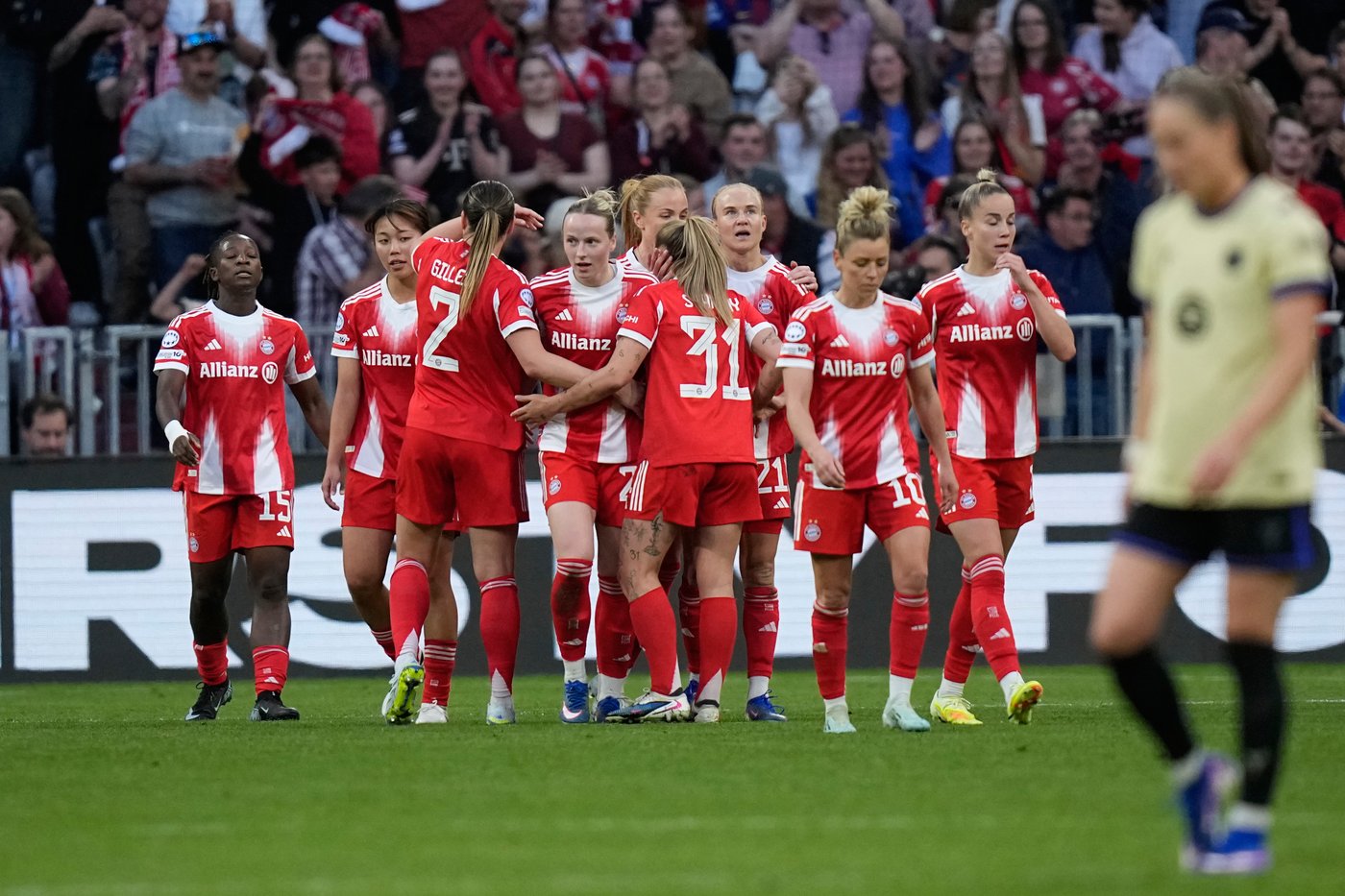 Bayern suffers hair-pull red card in draw with Barça in Women's Champions League semifinal | iNFOnews.ca