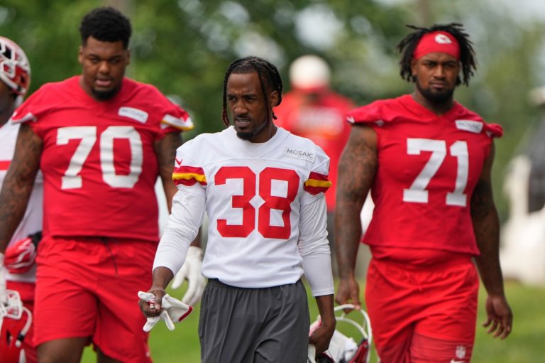 Josh Simmons is back at full speed, providing a key shield for Patrick Mahomes in Chiefs camp | iNFOnews.ca