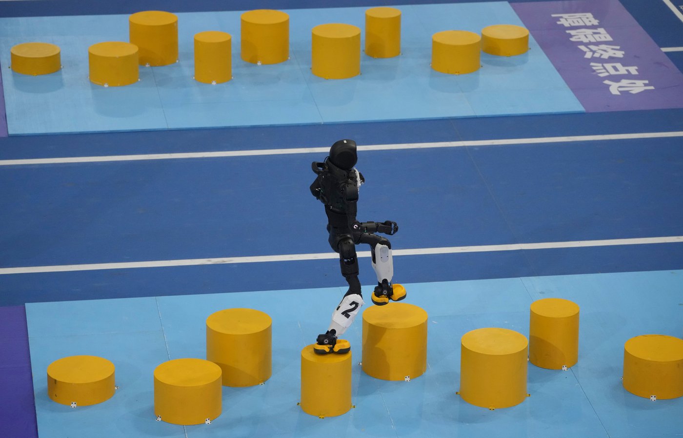 Humanoid robots sprint, play soccer and set records at Beijing games, in photos | iNFOnews.ca