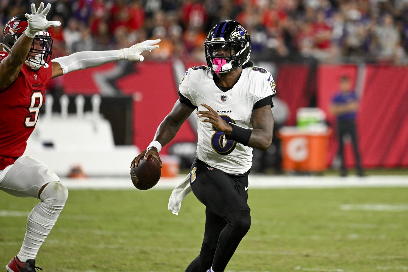 Lamar Jackson throws for 281 yards, 5 TDs to lead streaking Ravens to 41-31 victory over Buccaneers | iNFOnews.ca