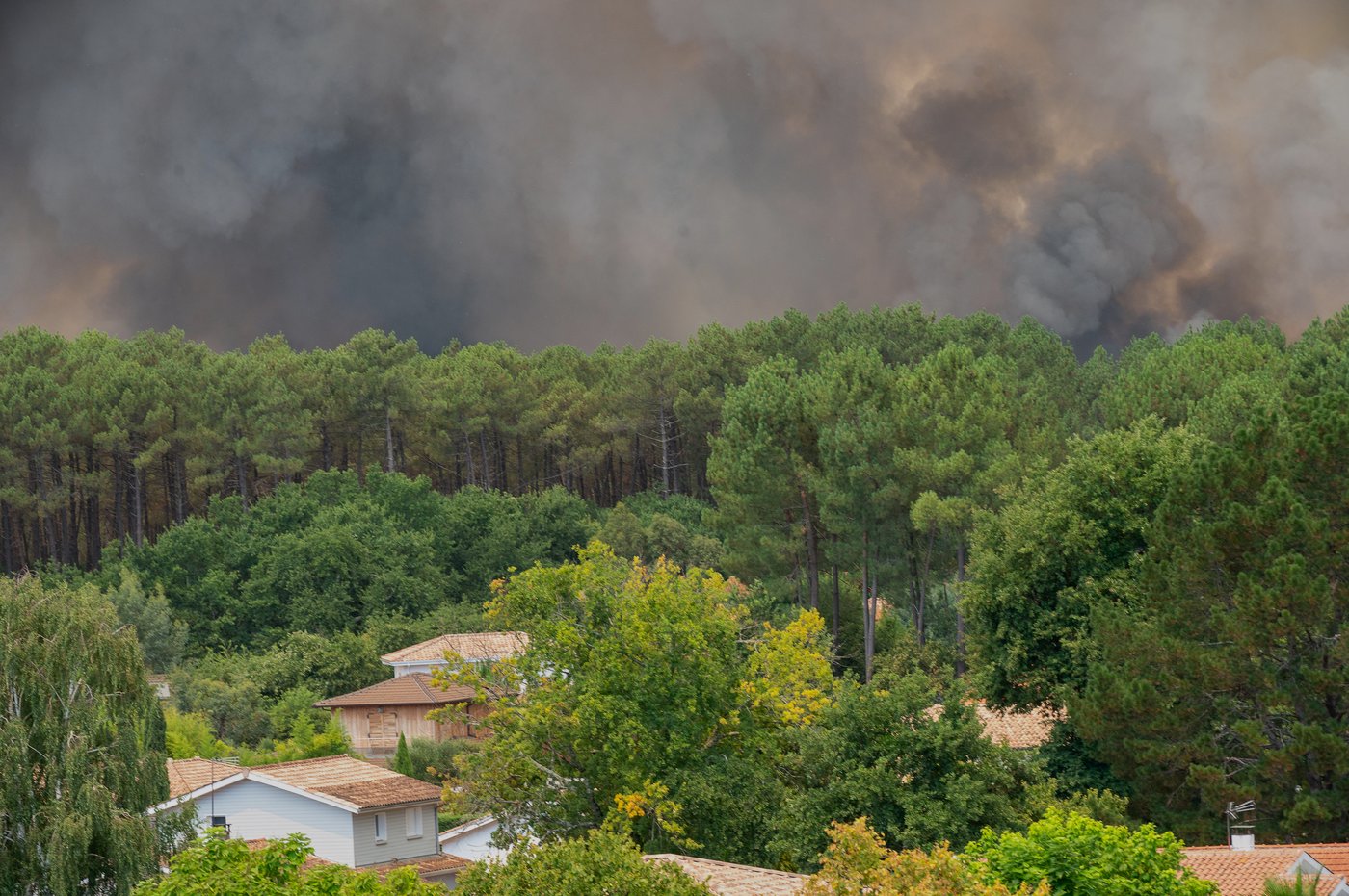 Wildfire spreads near popular French tourist town as thousands are evacuated | iNFOnews.ca Wildfire spreads near popular French tourist town as thousands are evacuated | iNFOnews.ca