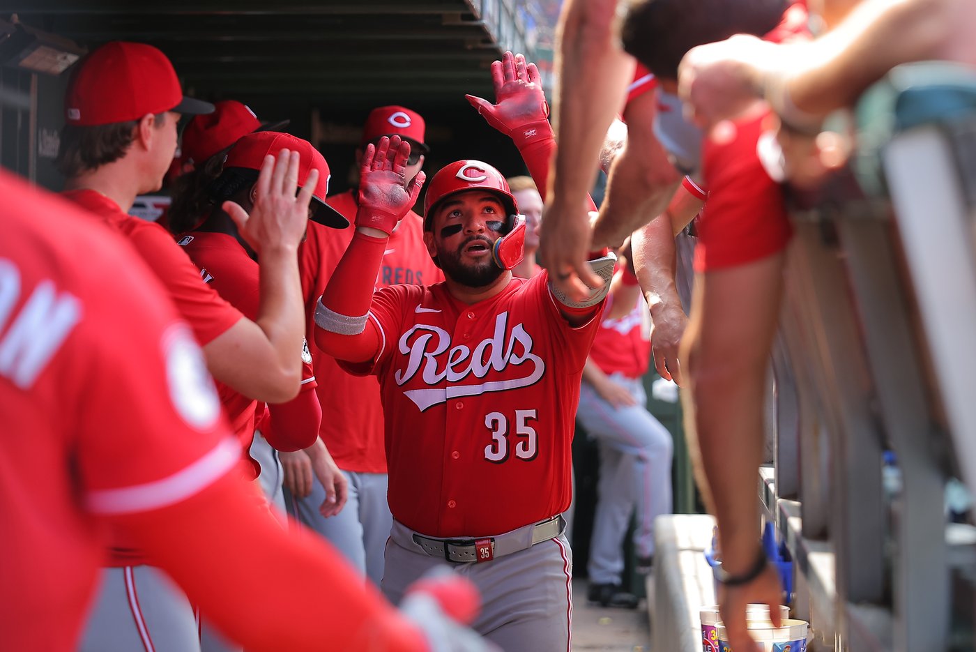 Reds hit 4 homers, score 9 unanswered runs to beat wild card-leading Cubs 10-8 | iNFOnews.ca Reds hit 4 homers, score 9 unanswered runs to beat wild card-leading Cubs 10-8 | iNFOnews.ca