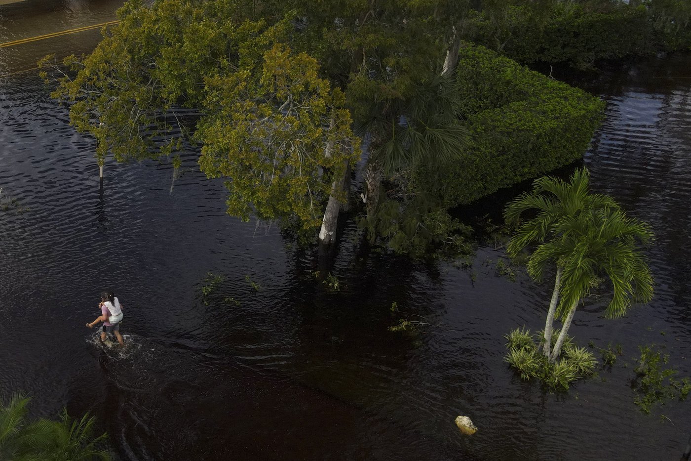 Residents slog through flooded streets, clear debris after Hurricane Milton tore through Florida | iNFOnews.ca
