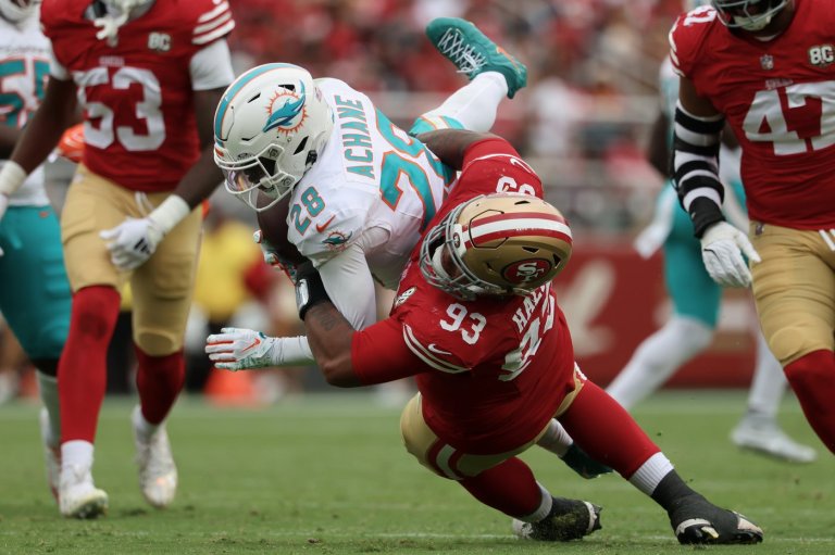 Dolphins lose De'Von Achane to a torn ACL, sidelining him for the season, report says | iNFOnews.ca