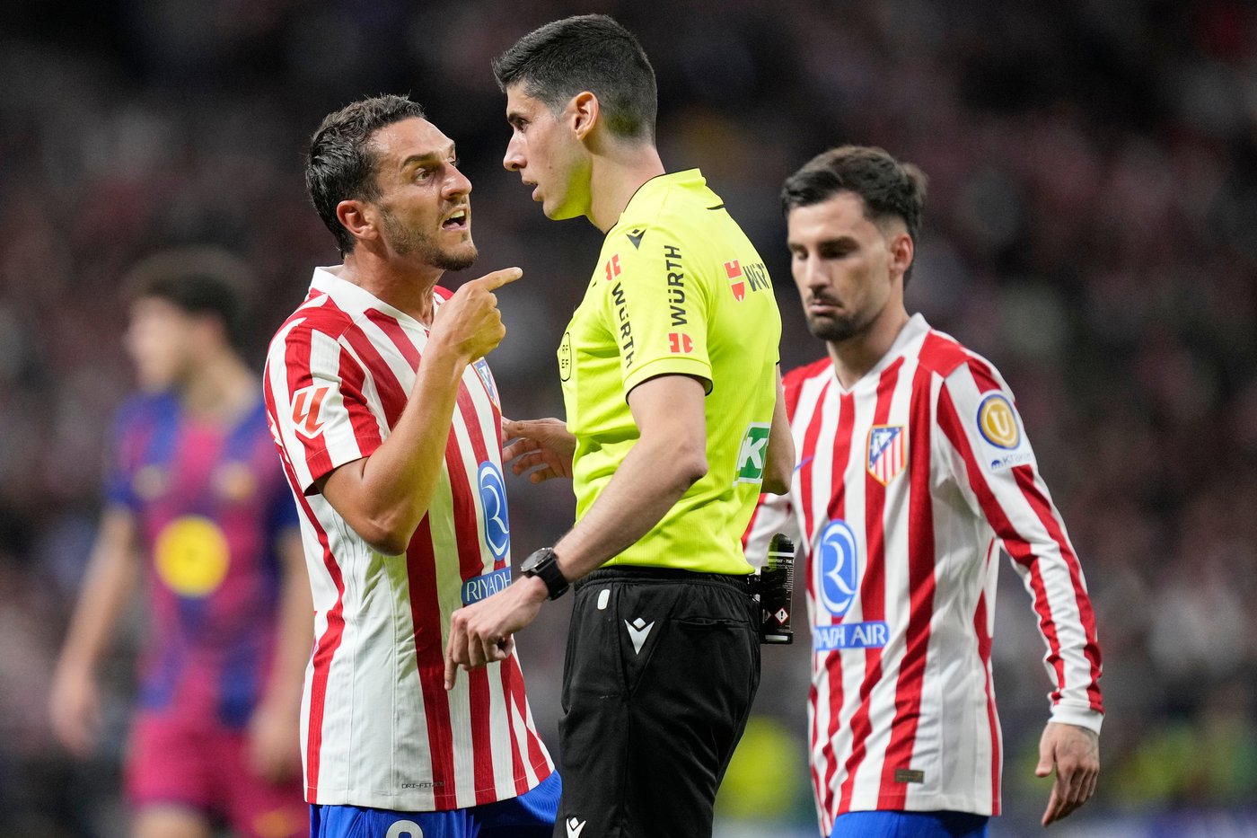 Barcelona overcomes 10-man Atletico and boosts La Liga lead after Real Madrid loses | iNFOnews.ca Barcelona overcomes 10-man Atletico and boosts La Liga lead after Real Madrid loses | iNFOnews.ca