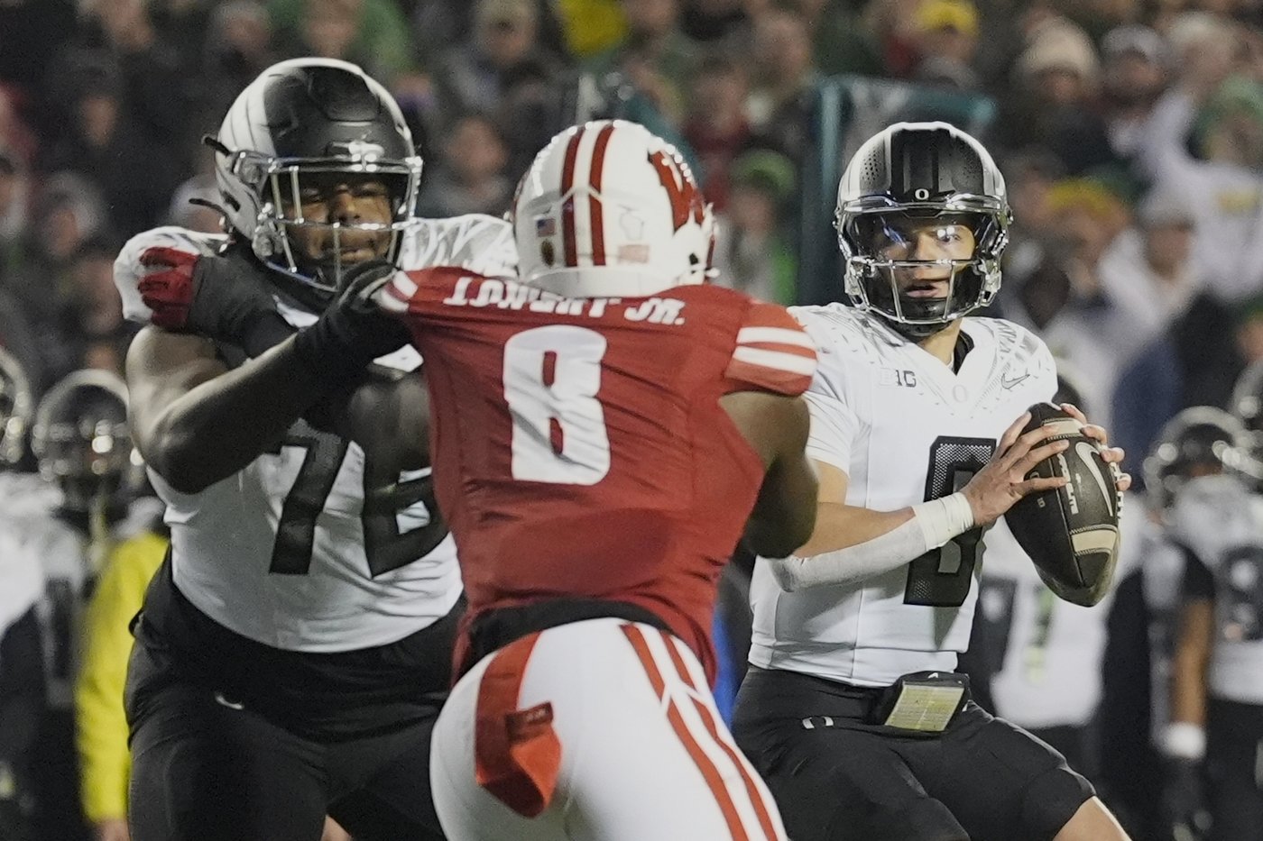 No. 1 Oregon rallies in 4th quarter to beat Wisconsin 16-13 | iNFOnews.ca