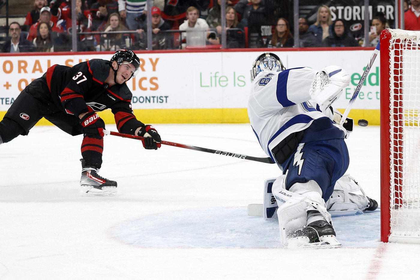Kucherov scores go-ahead goal, two empty-netters to push Lightning past Hurricanes in season opener | iNFOnews.ca