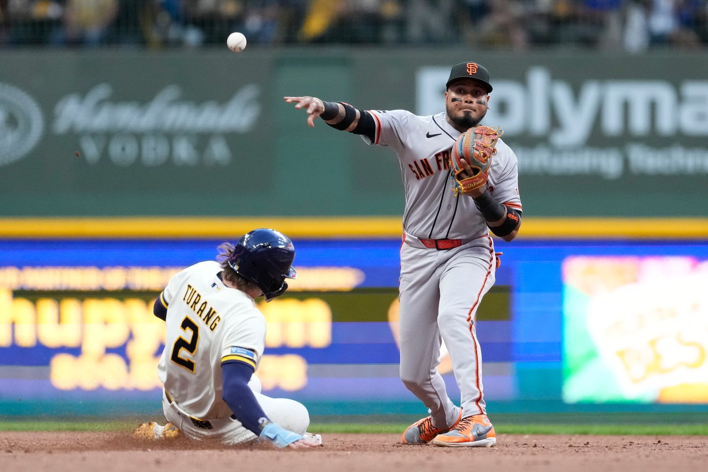 Brice Turang breaks out of his 0-for-21 slump as Brewers trounce Giants 16-2 | iNFOnews.ca