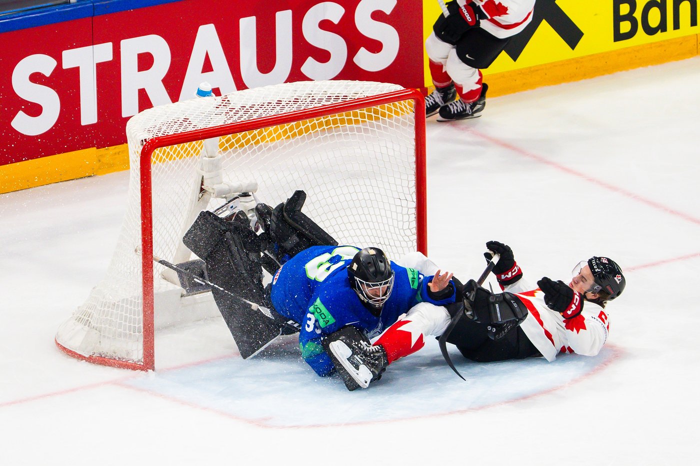Canada remains perfect in five games at the ice hockey worlds after beating Slovenia | iNFOnews.ca Canada remains perfect in five games at the ice hockey worlds after beating Slovenia | iNFOnews.ca