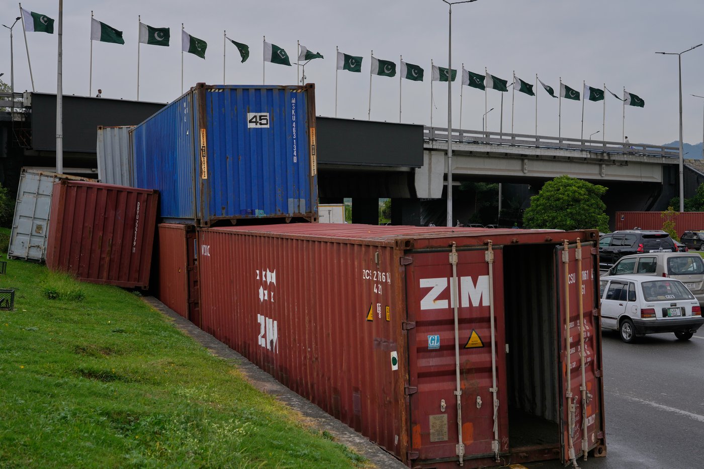 In Islamabad, shipping containers on the streets signal a protest is imminent | iNFOnews.ca In Islamabad, shipping containers on the streets signal a protest is imminent | iNFOnews.ca