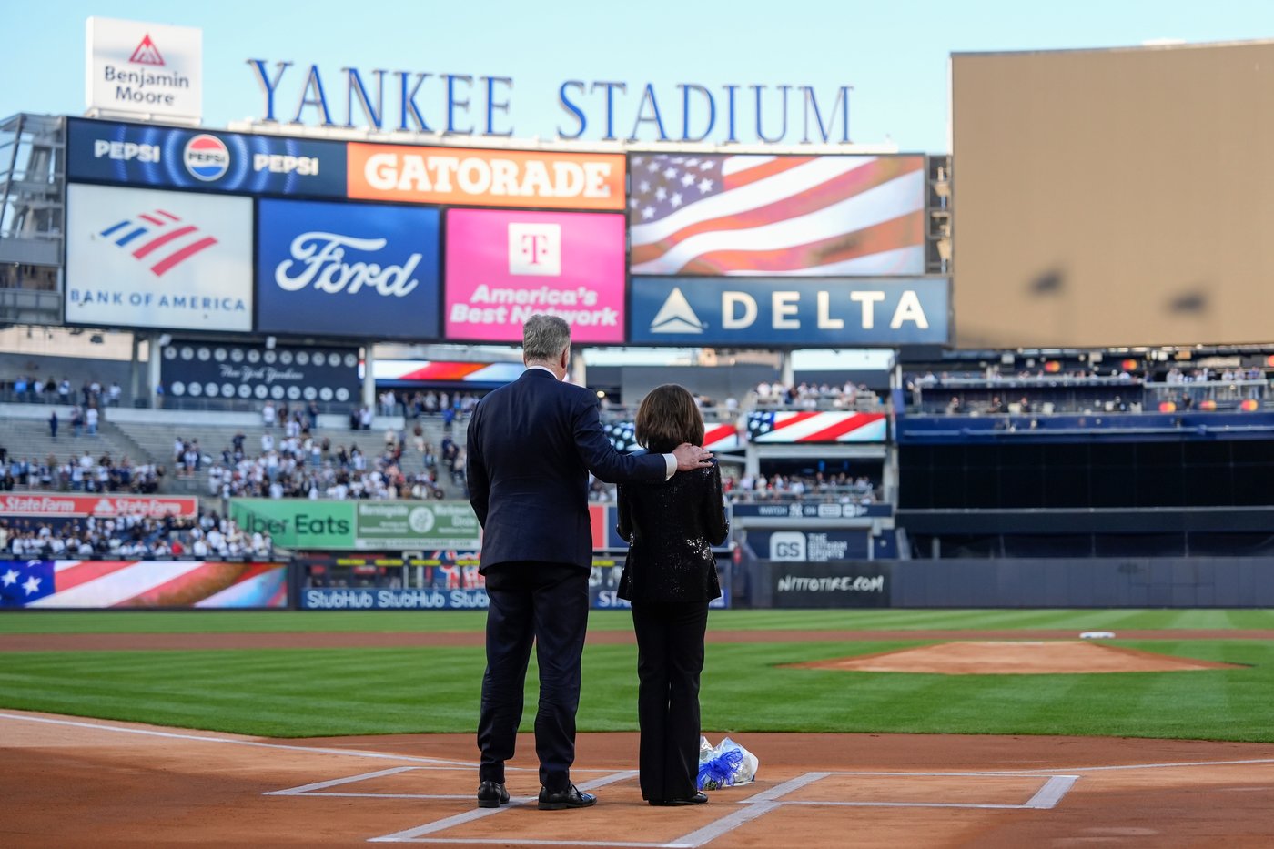 John Sterling, theatrical Yankees broadcaster known for enduring home run calls, dies at 87 | iNFOnews.ca